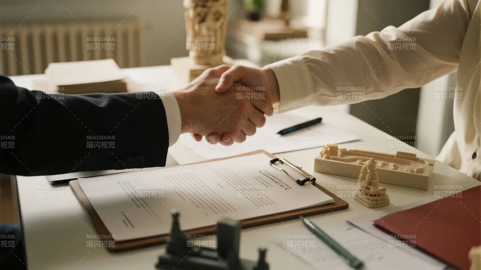 商务握手签约瞬间图片