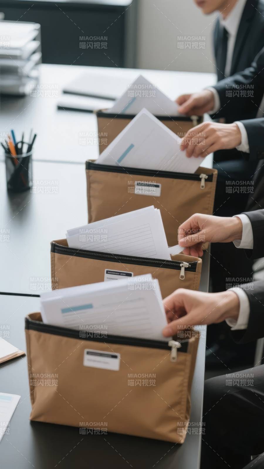 会议文件分发中图片