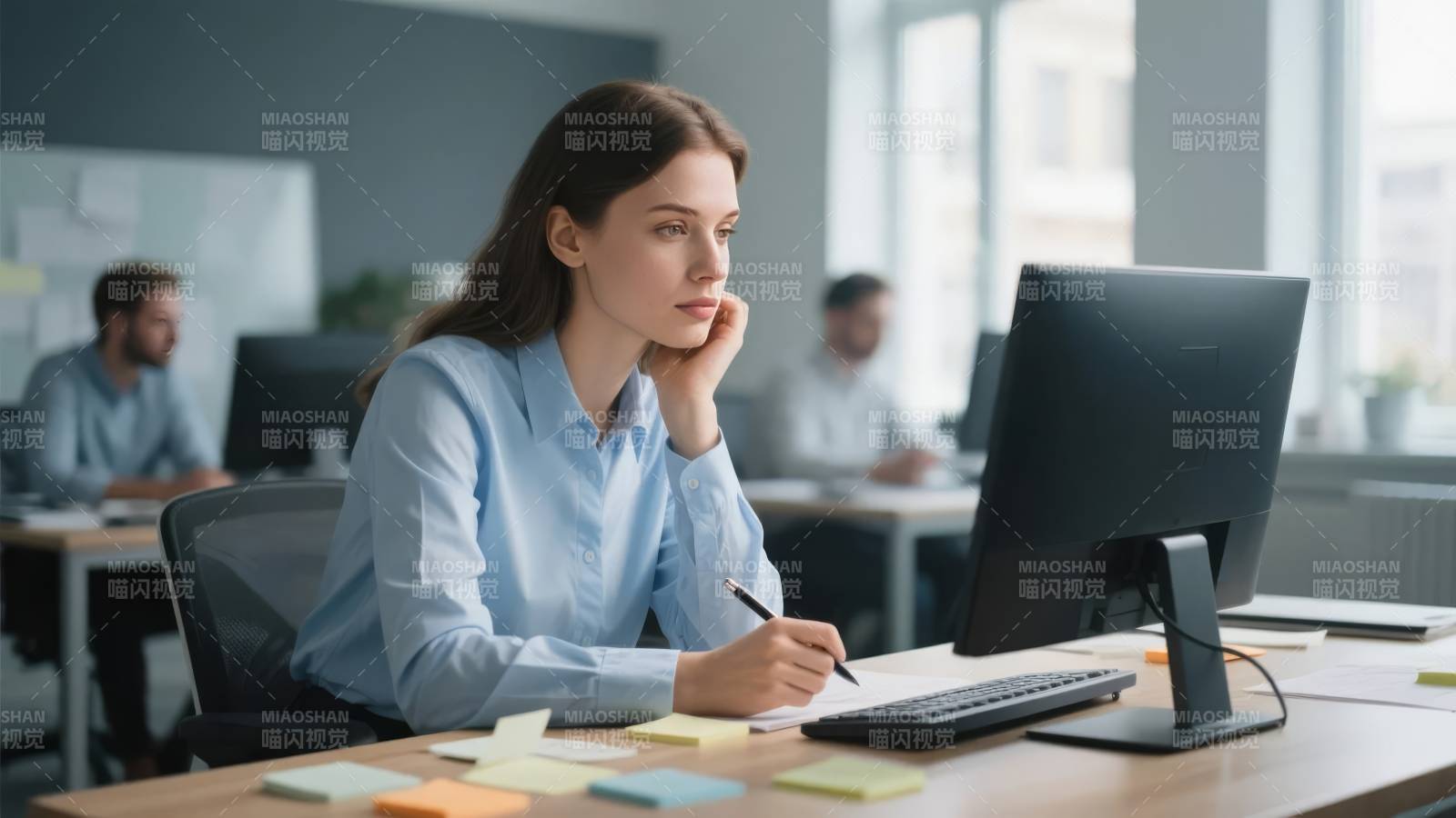 专注工作的职场女性图片