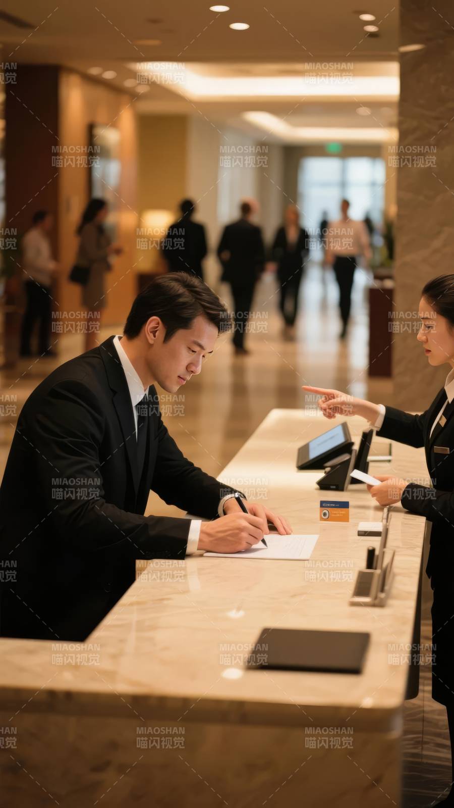 酒店前台办理入住图片