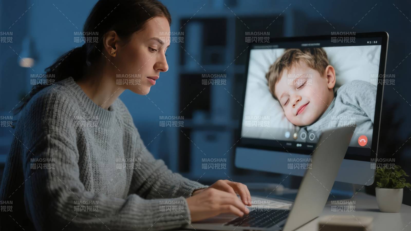 深夜工作 牵挂熟睡孩子图片