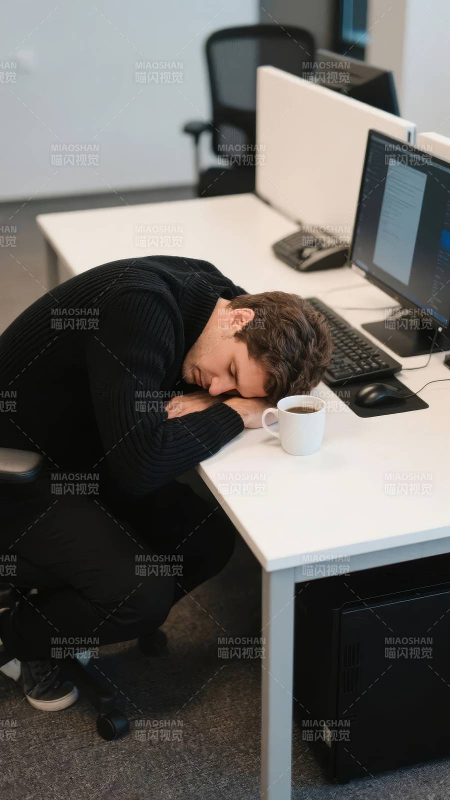 办公室午睡瞬间图片
