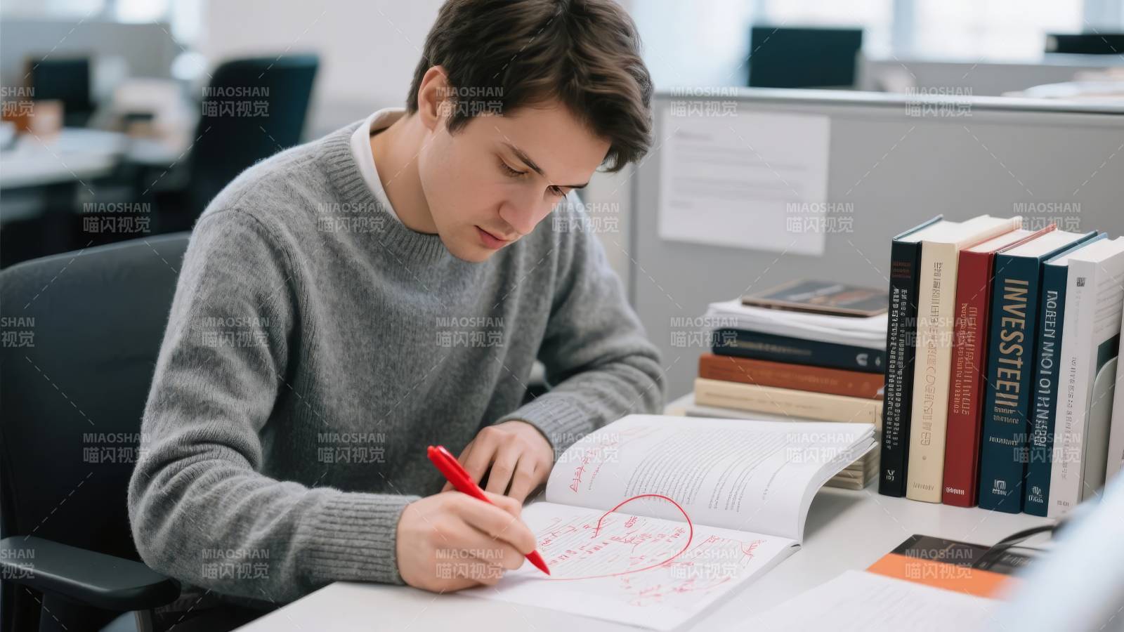 专注学习的青年图片