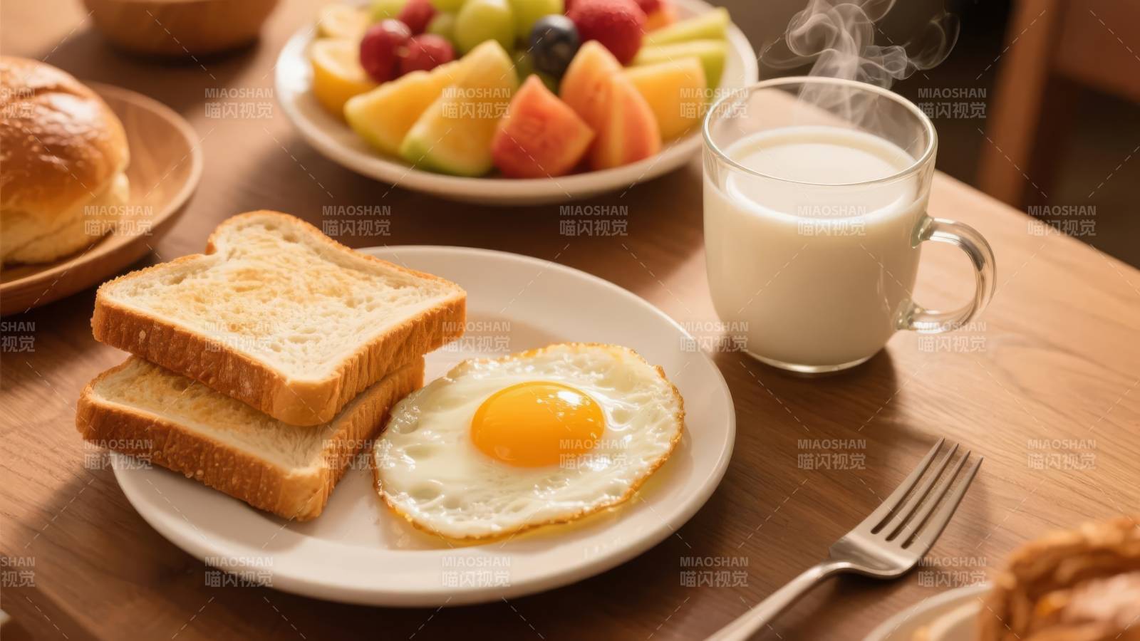 早餐 吐司煎蛋与牛奶图片