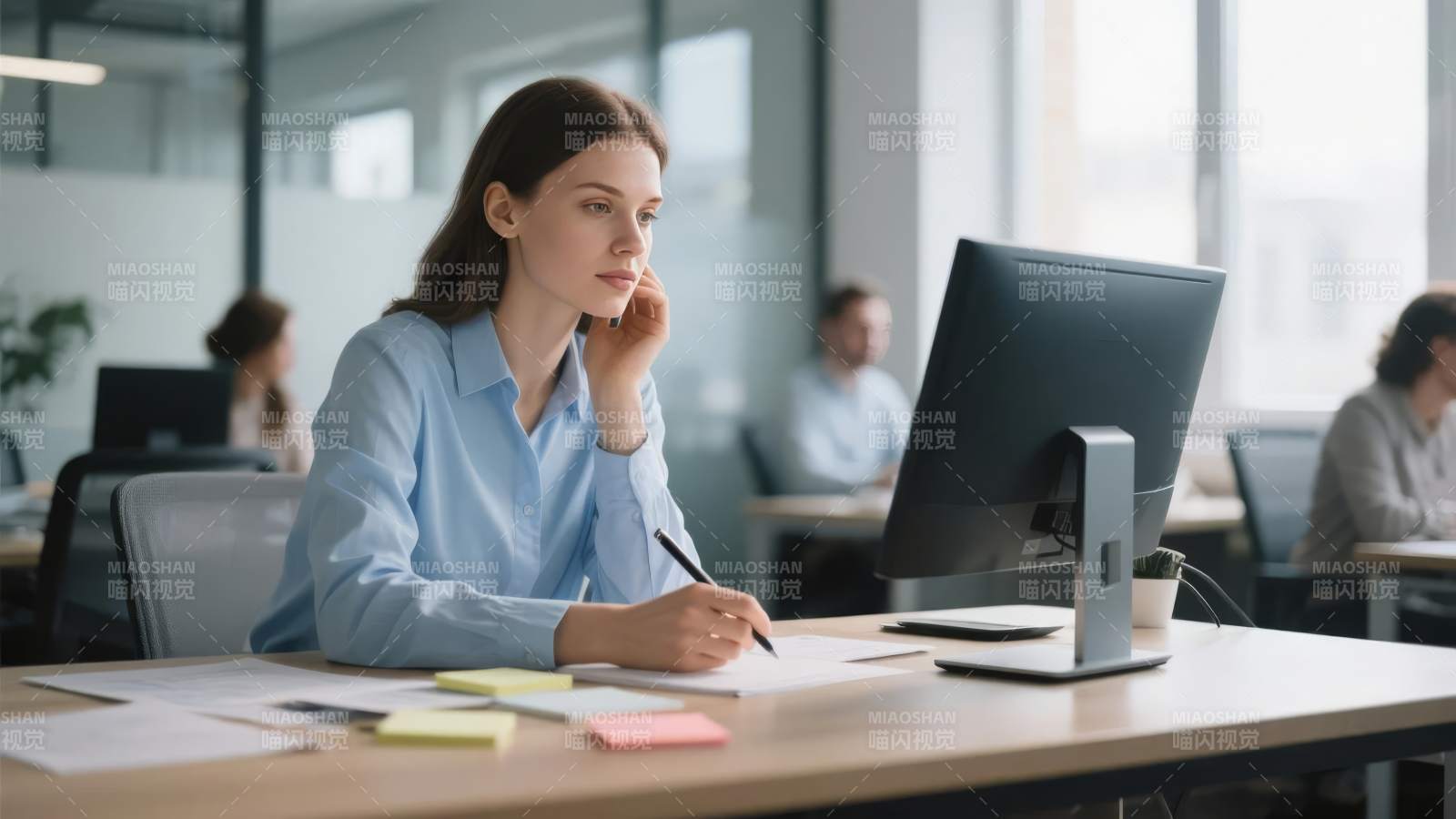 专注工作的职场女性图片