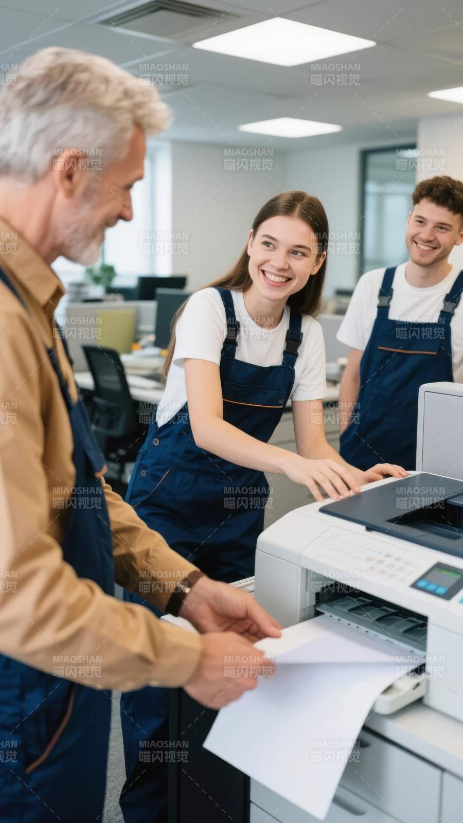 团队协作打印文件图片