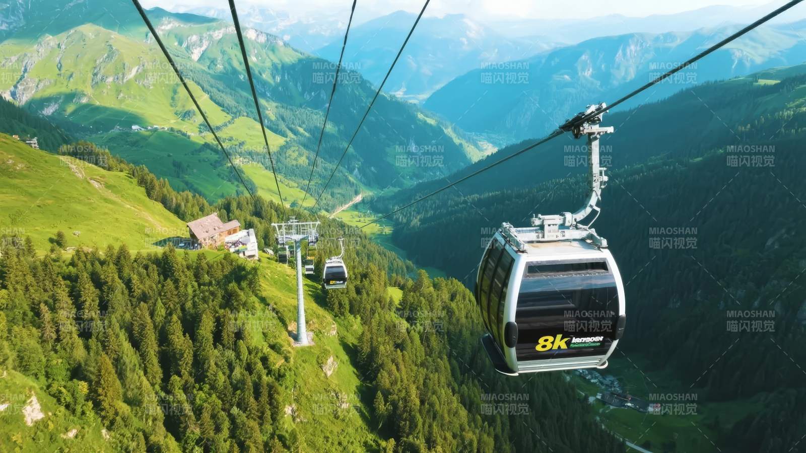 缆车穿行山间美景图片