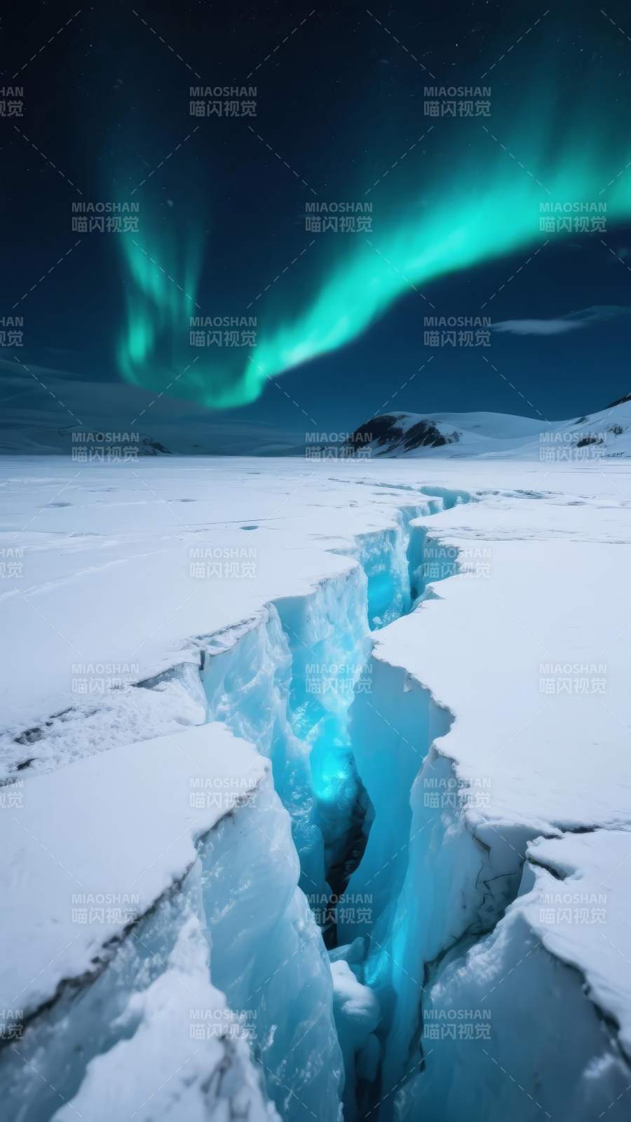 极光映冰裂图片
