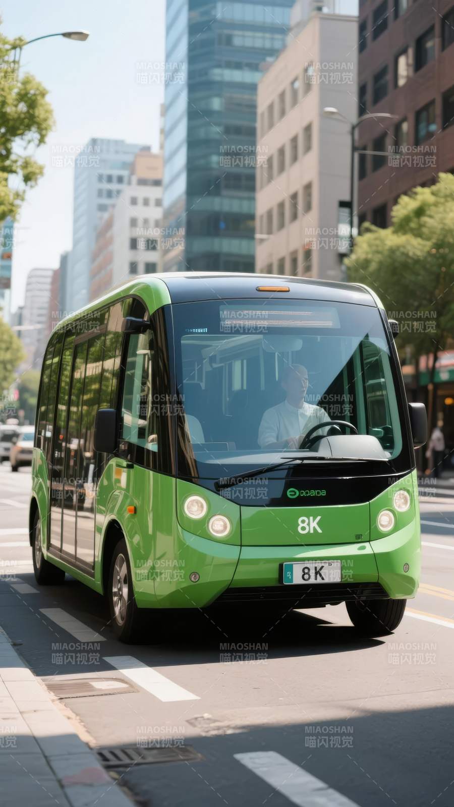 绿色电动巴士城市行图片