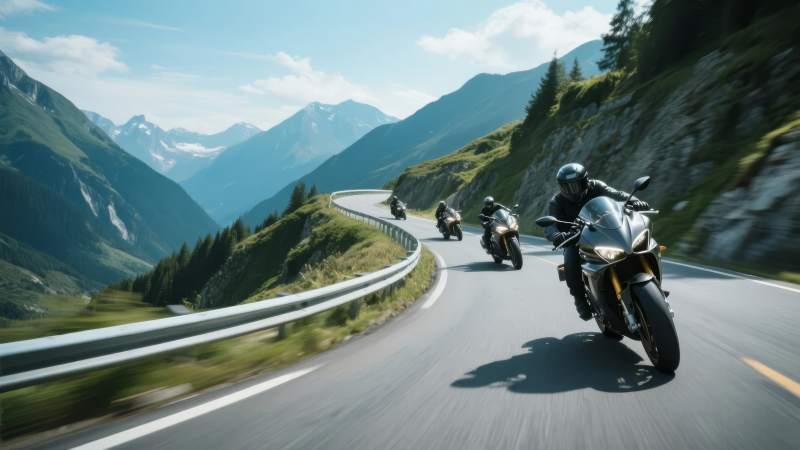 山间疾驰 摩托飞驰图片