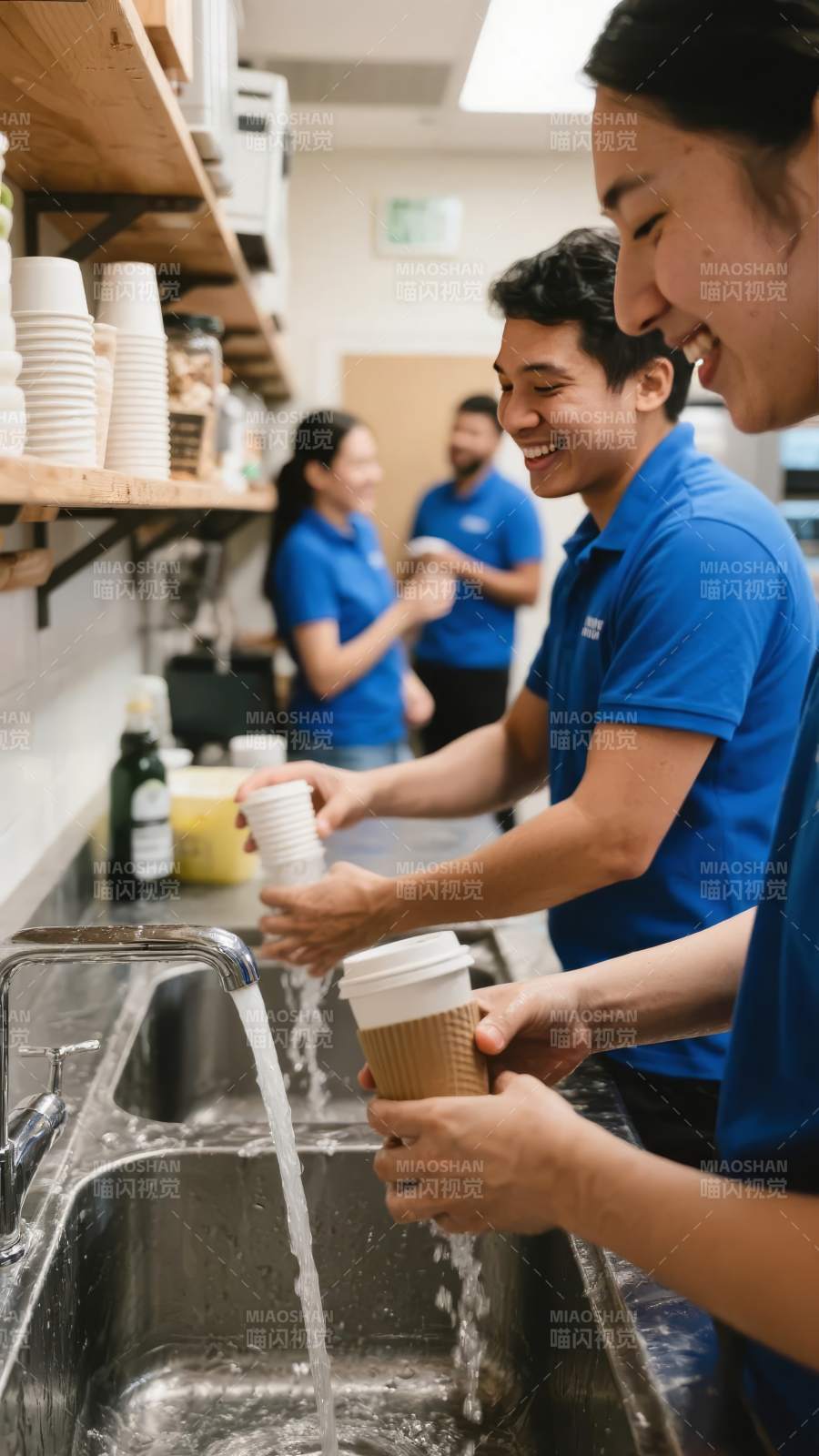 员工清洗咖啡杯图片