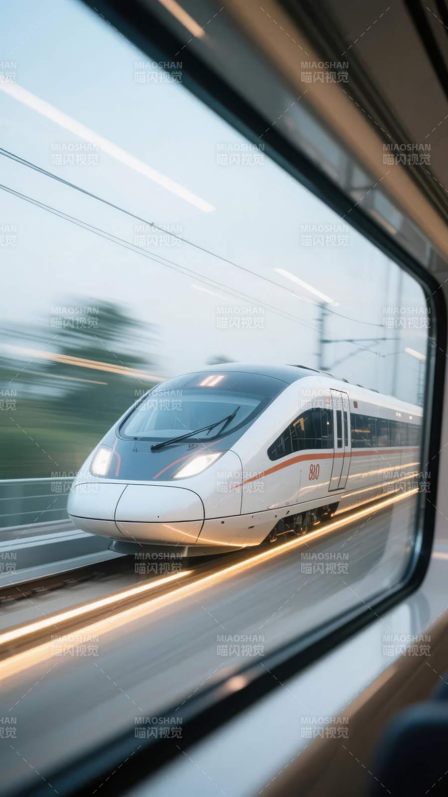 高速列车疾驰而过图片