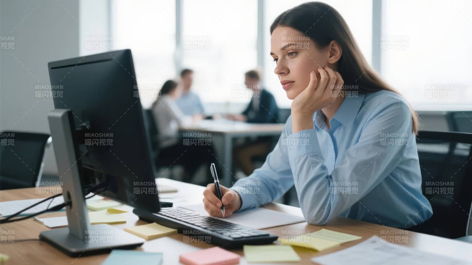 专注工作的职场女性图片