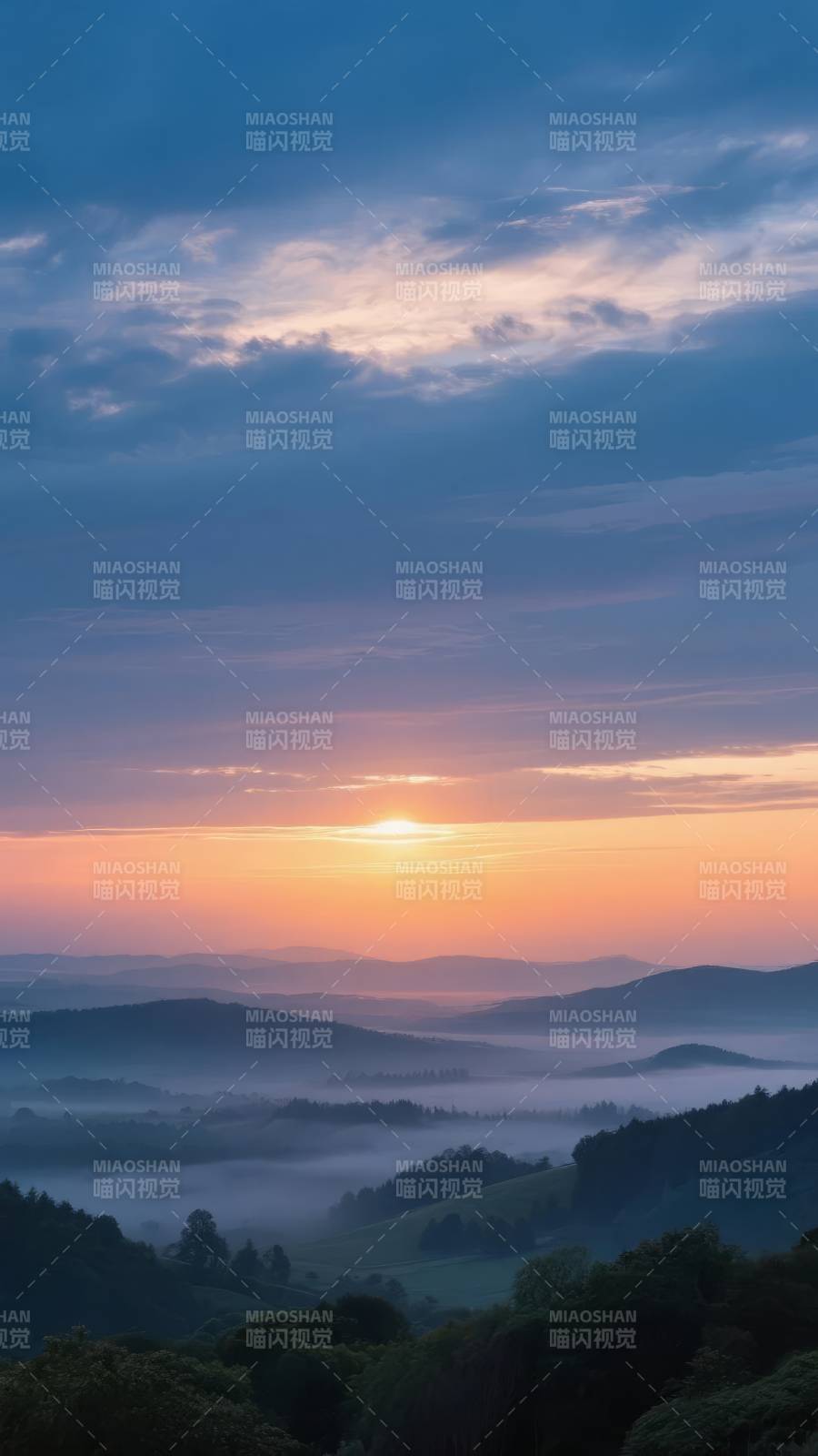 晨雾山峦日出图片