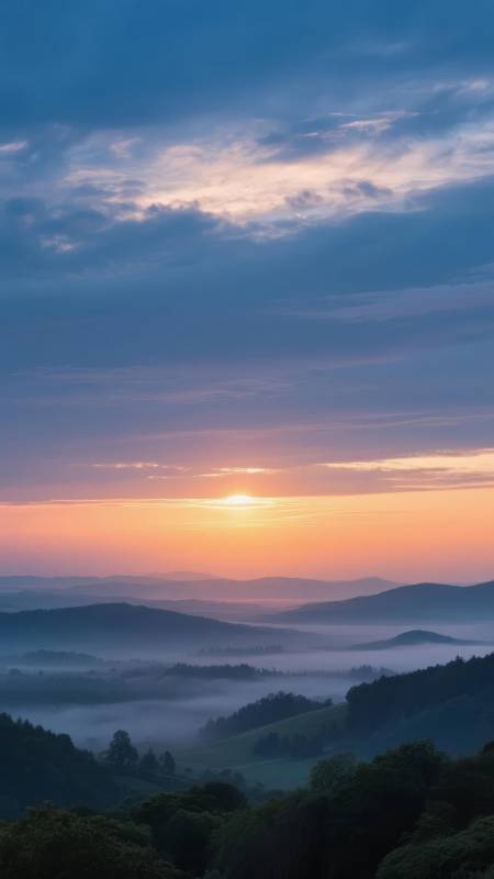 晨雾山峦日出图片