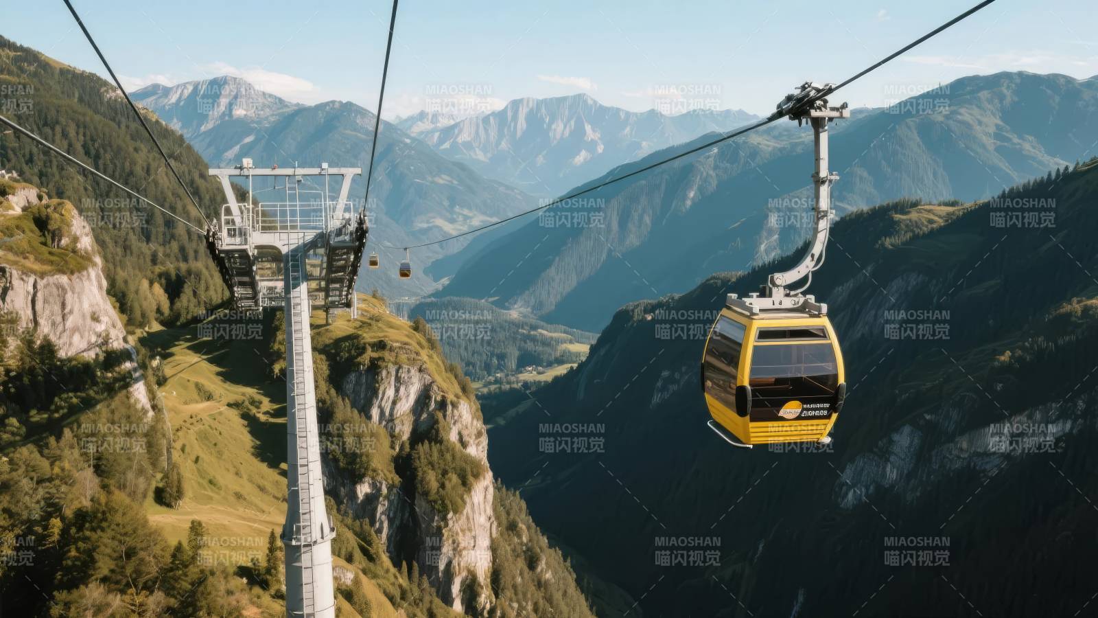 缆车穿行山间图片