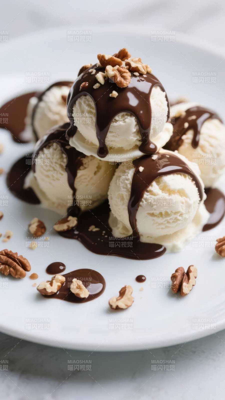巧克力冰淇淋拼盘图片