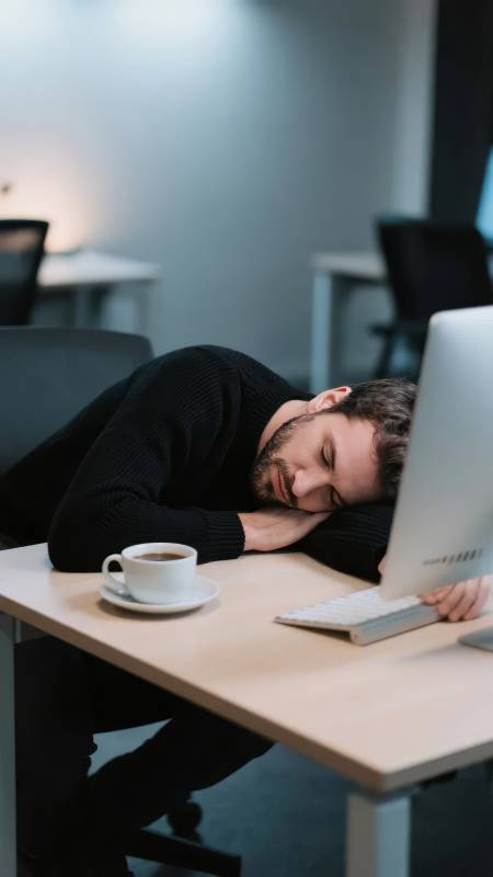 办公桌前小憩图片