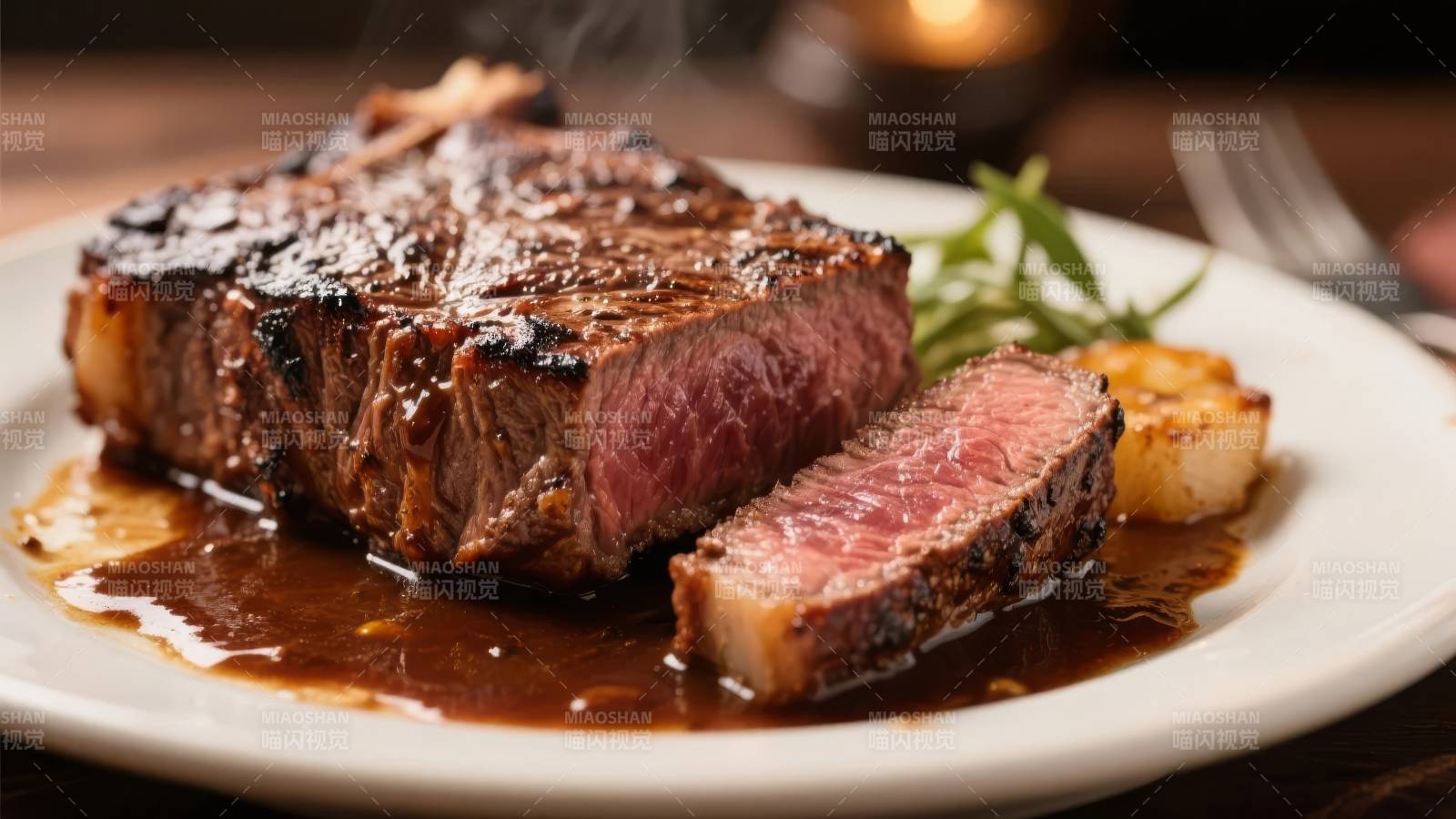 香煎牛排配酱汁图片