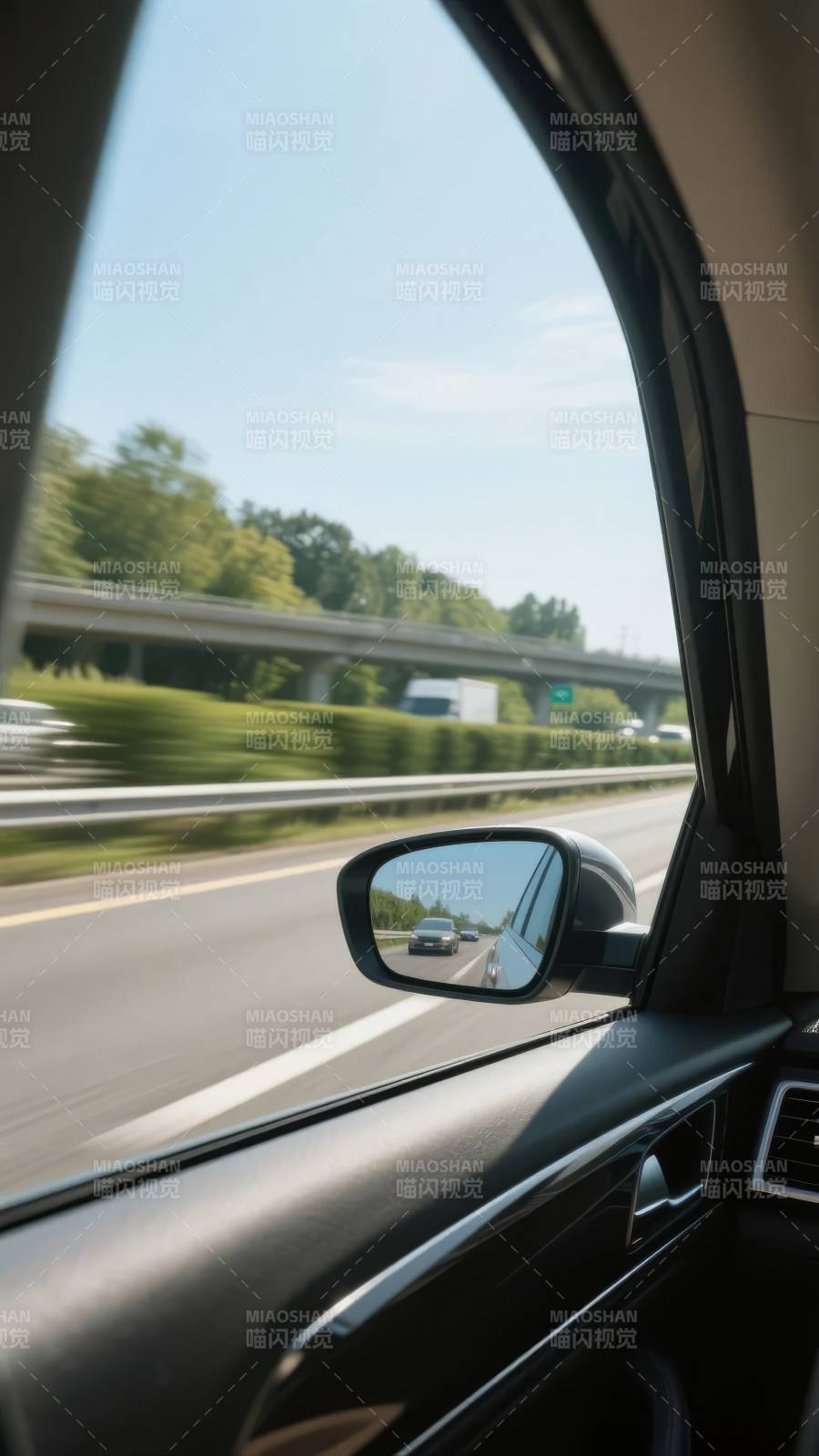 车窗外的高速风景图片