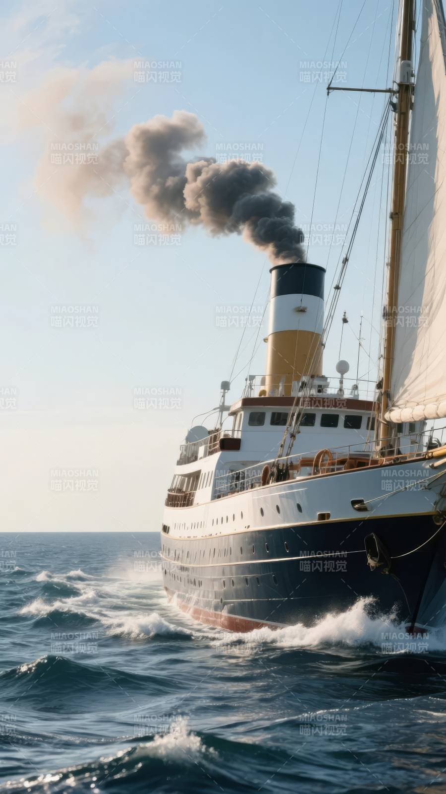 蒸汽船破浪前行图片