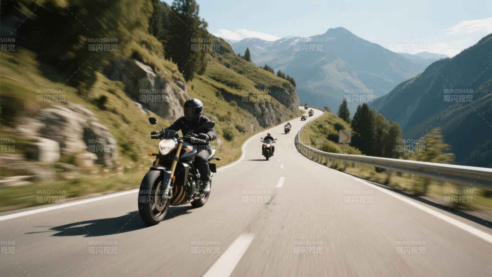 山间驰骋 自由骑行图片