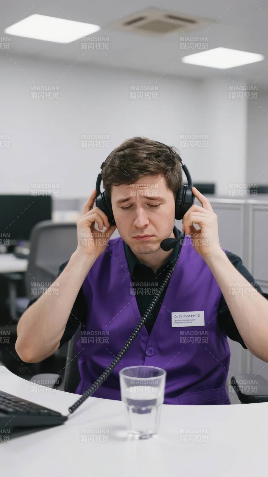 客服人员专注工作图片