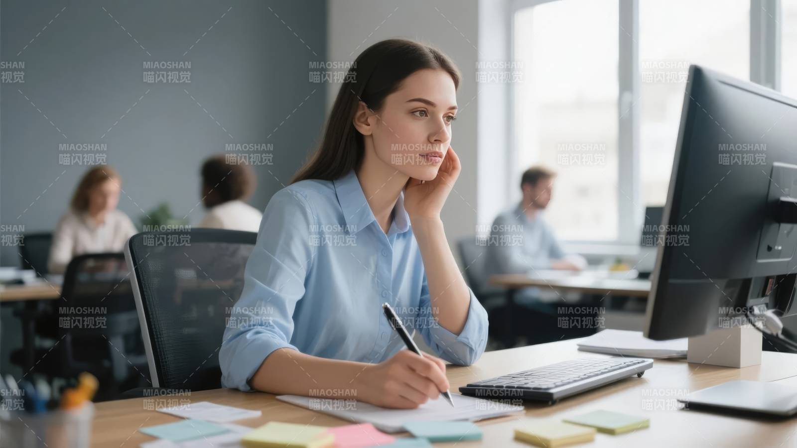 专注工作的女性图片