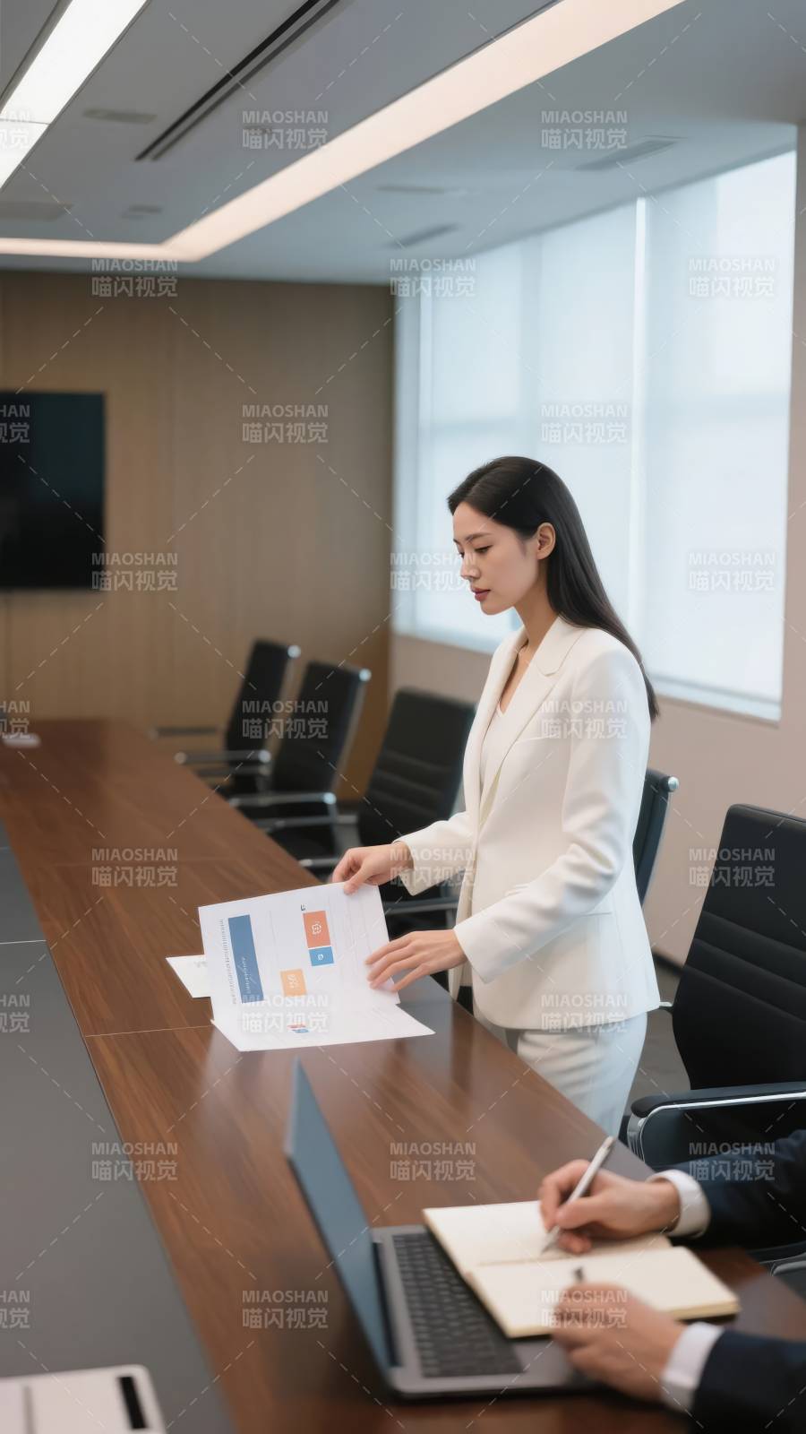 职场女性汇报工作图片