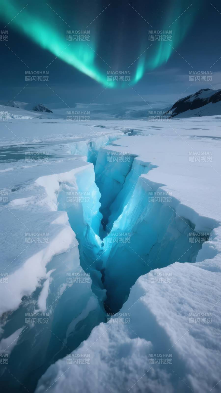 极光下的冰裂奇景图片