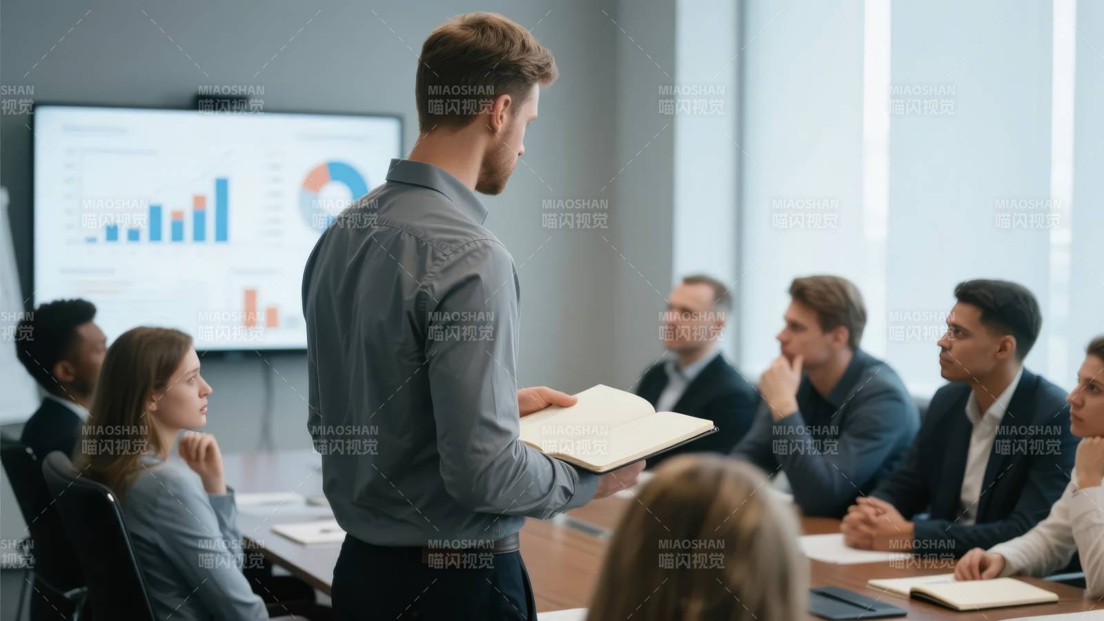 商务会议进行中图片