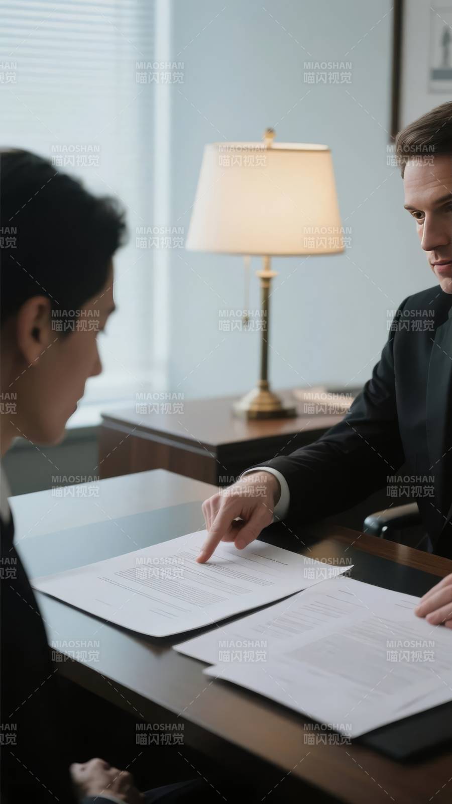 商务洽谈现场图片