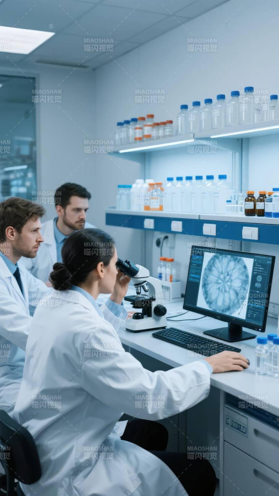 实验室科研团队工作图片