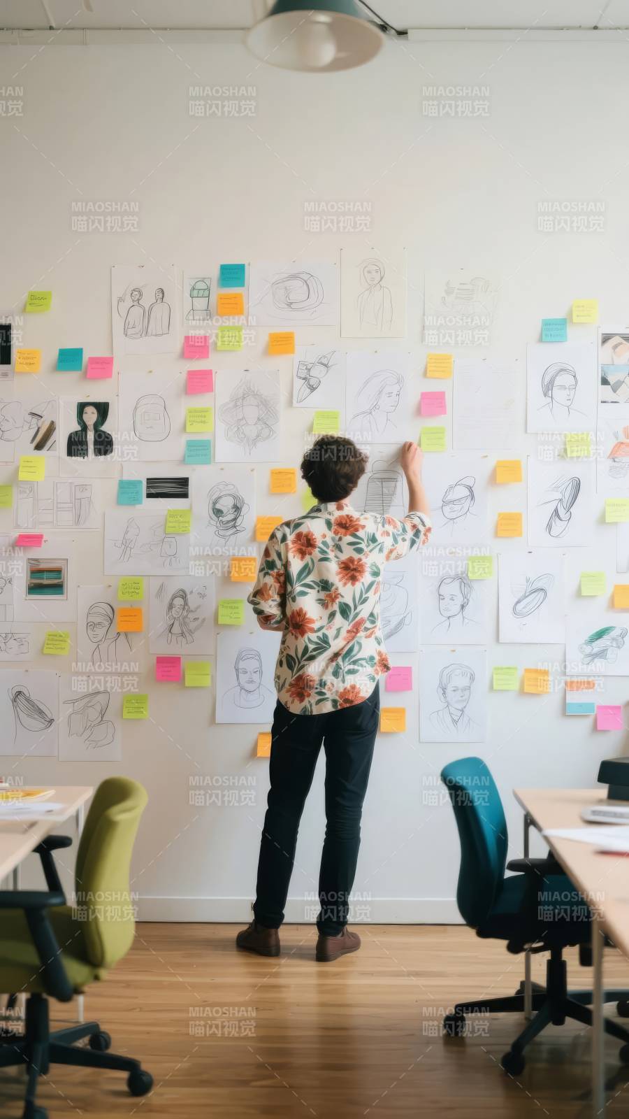 创意墙前的思考者图片