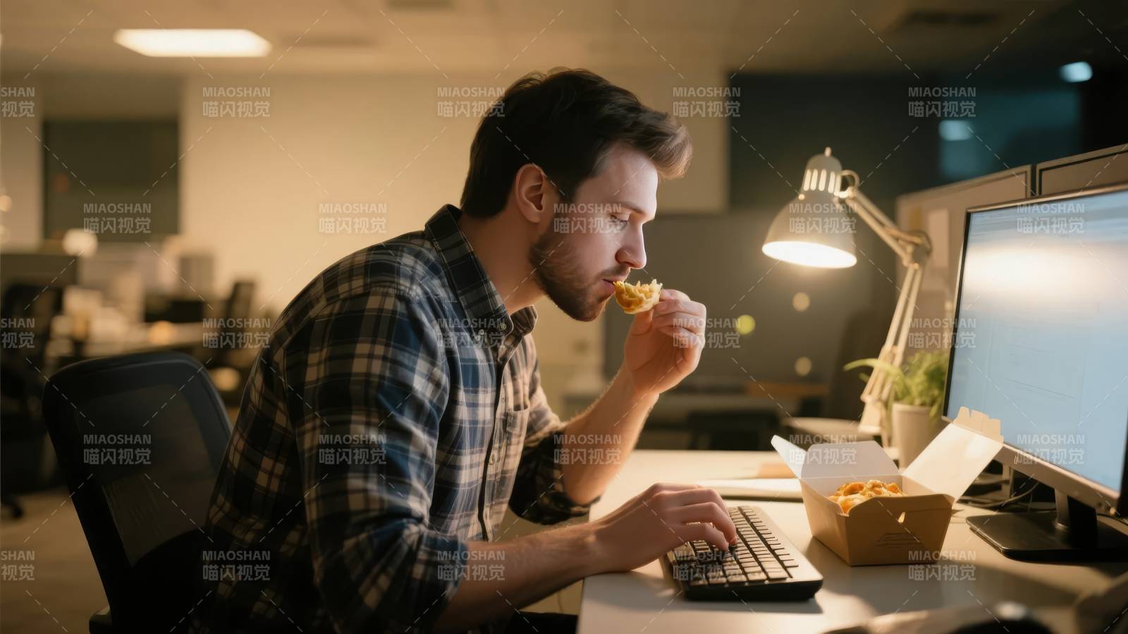 深夜加班吃外卖图片