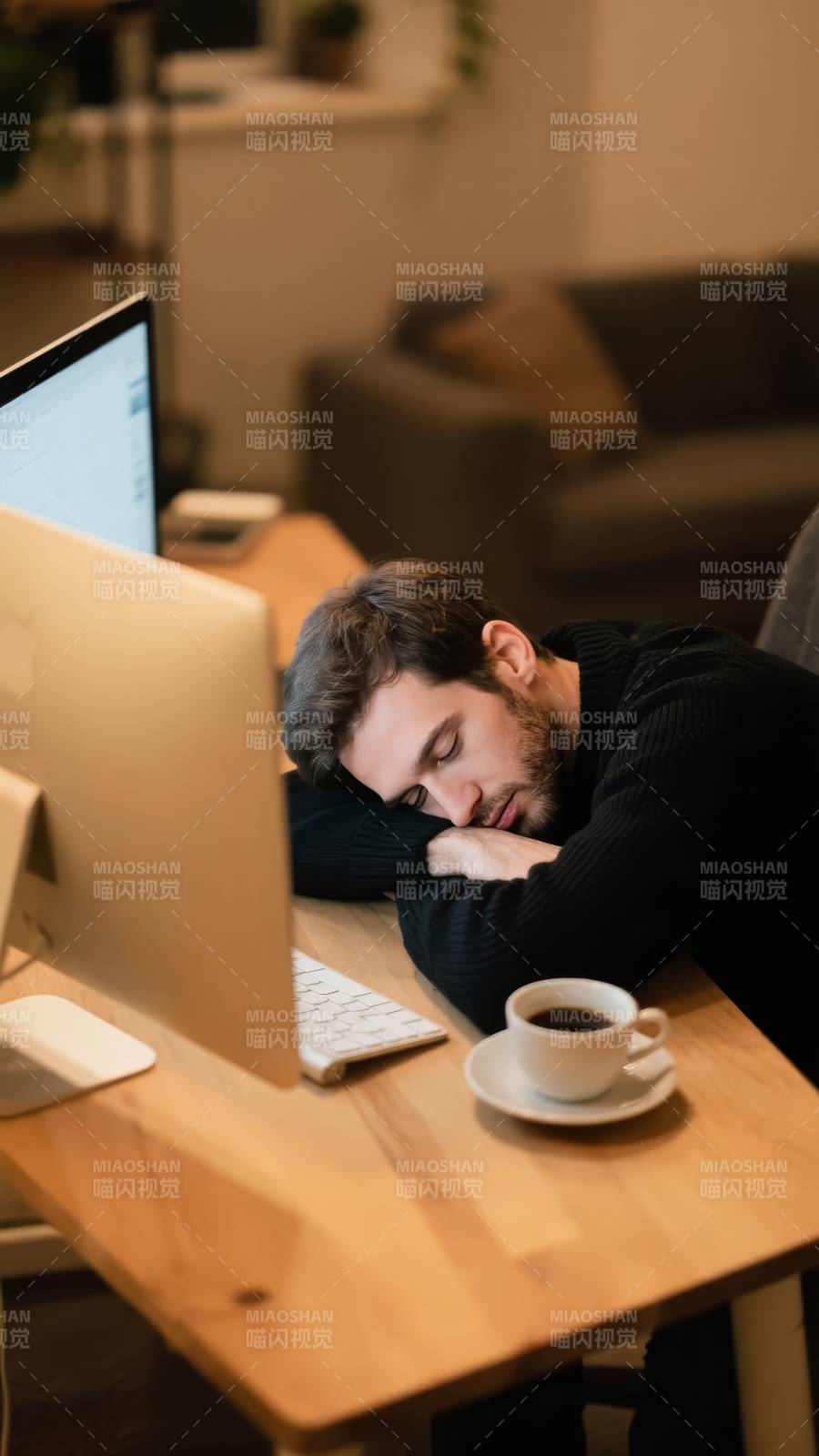 疲惫办公 咖啡相伴图片