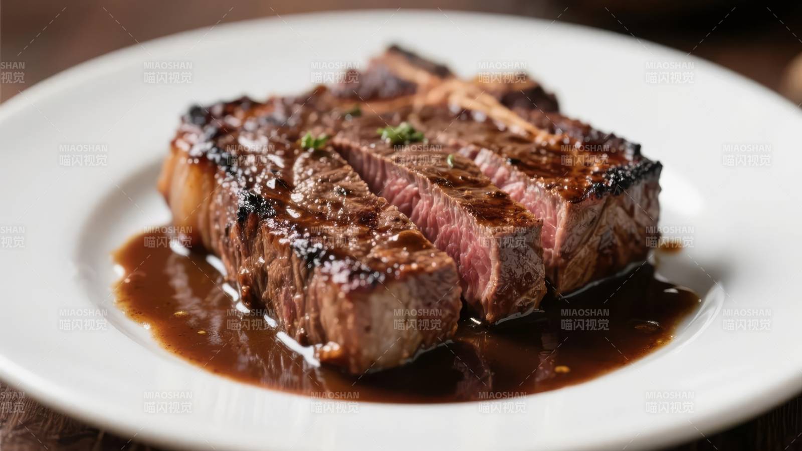 美味牛排配酱汁图片