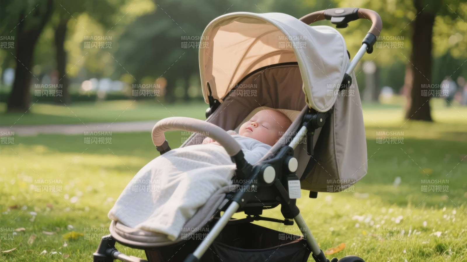 婴儿车中的宝宝图片