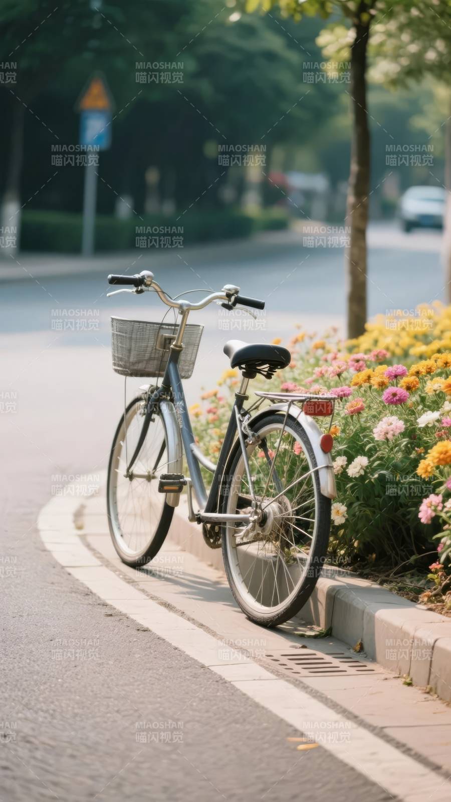 单车停花丛旁图片
