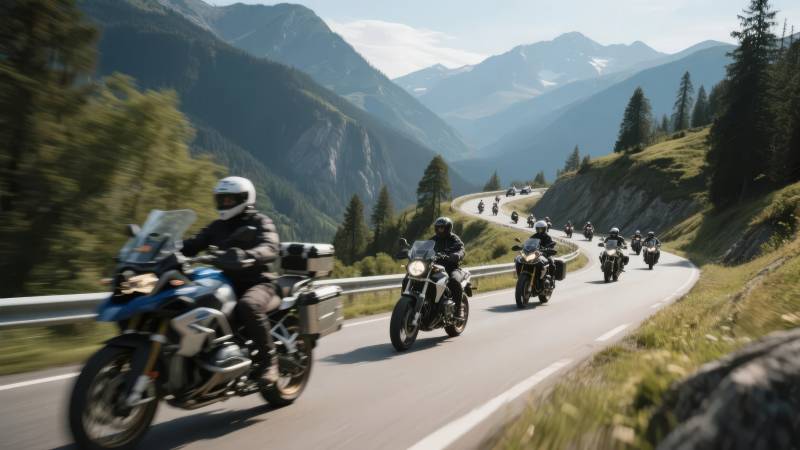 山间骑行 自由驰骋图片