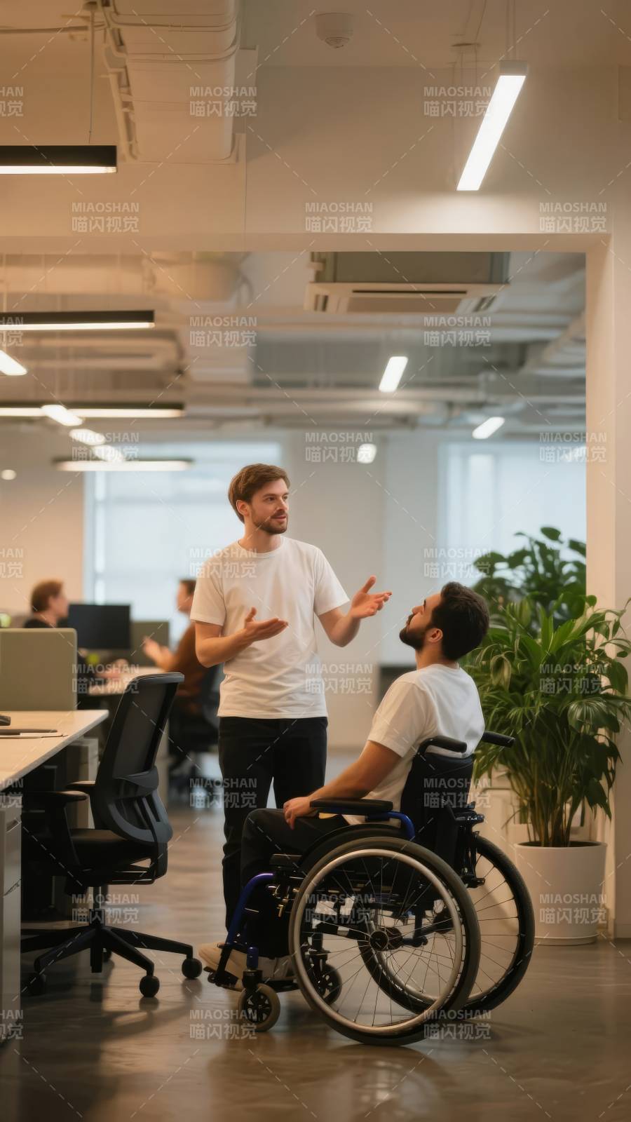 办公室里的无障碍交流图片