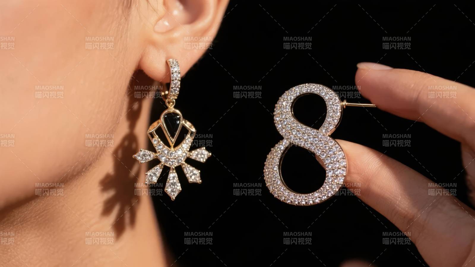 钻石耳环闪耀夺目图片