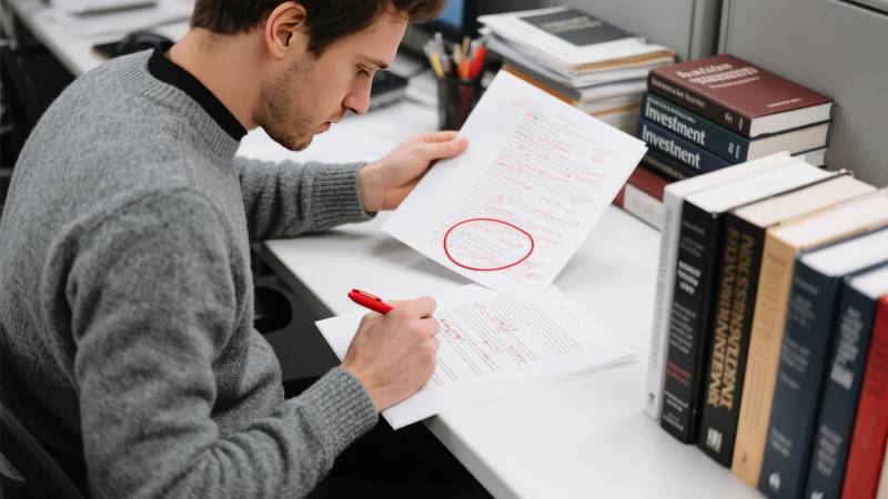 专注学习的青年图片