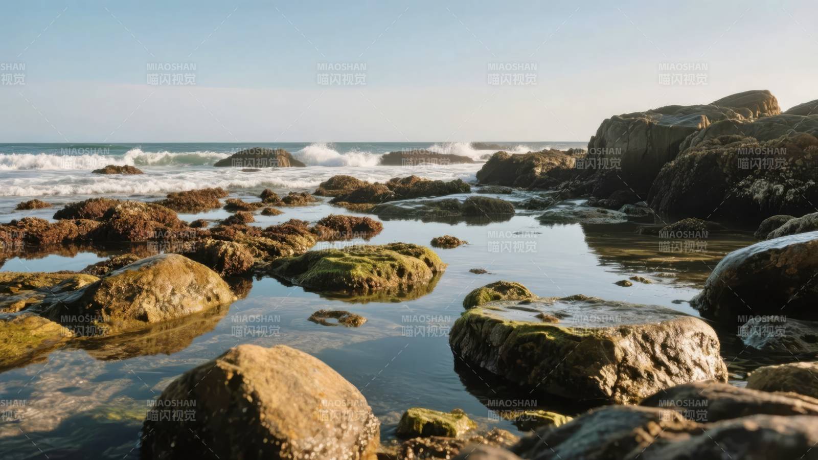 海边岩石与潮水图片