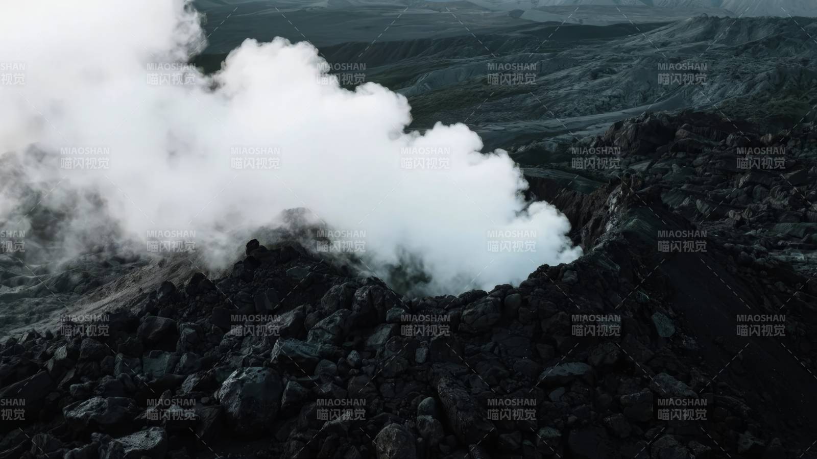 火山口浓烟滚滚图片