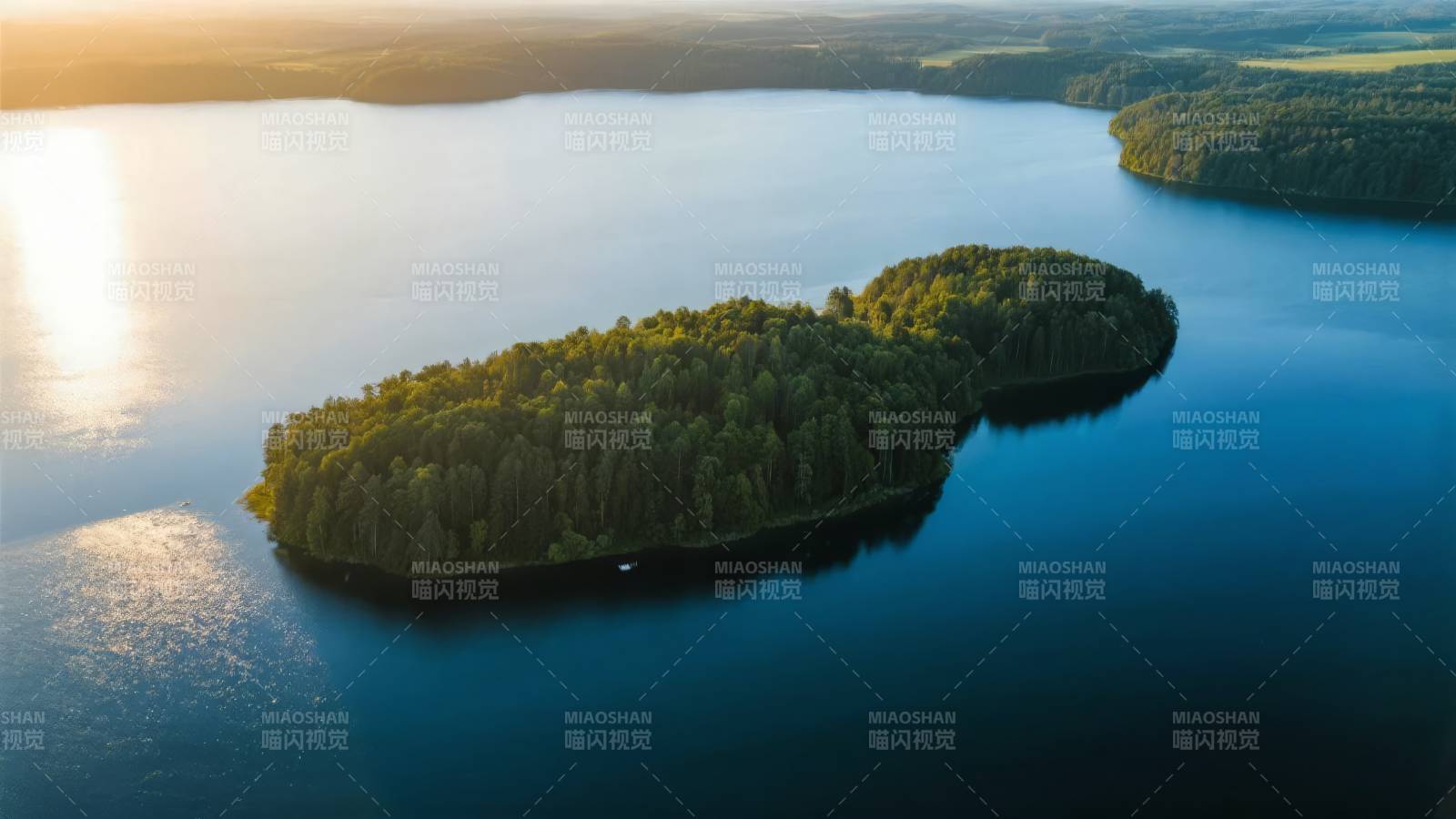 湖心绿岛晨光图片