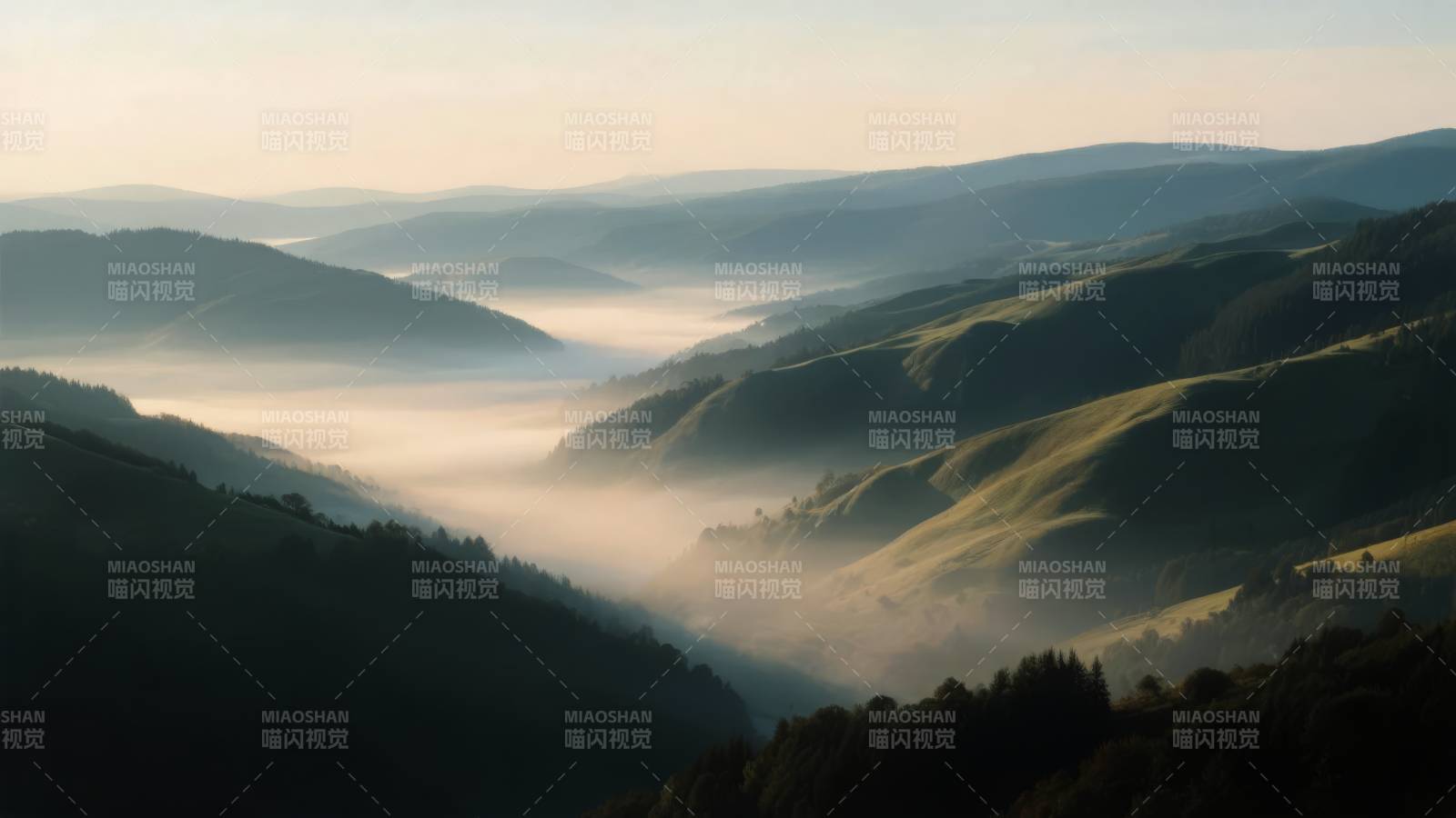 晨雾缭绕山谷图片