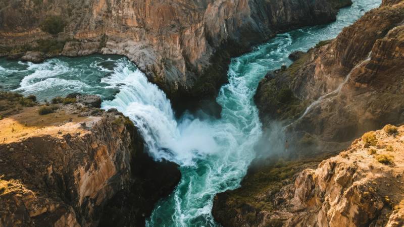 峡谷激流奔腾图片