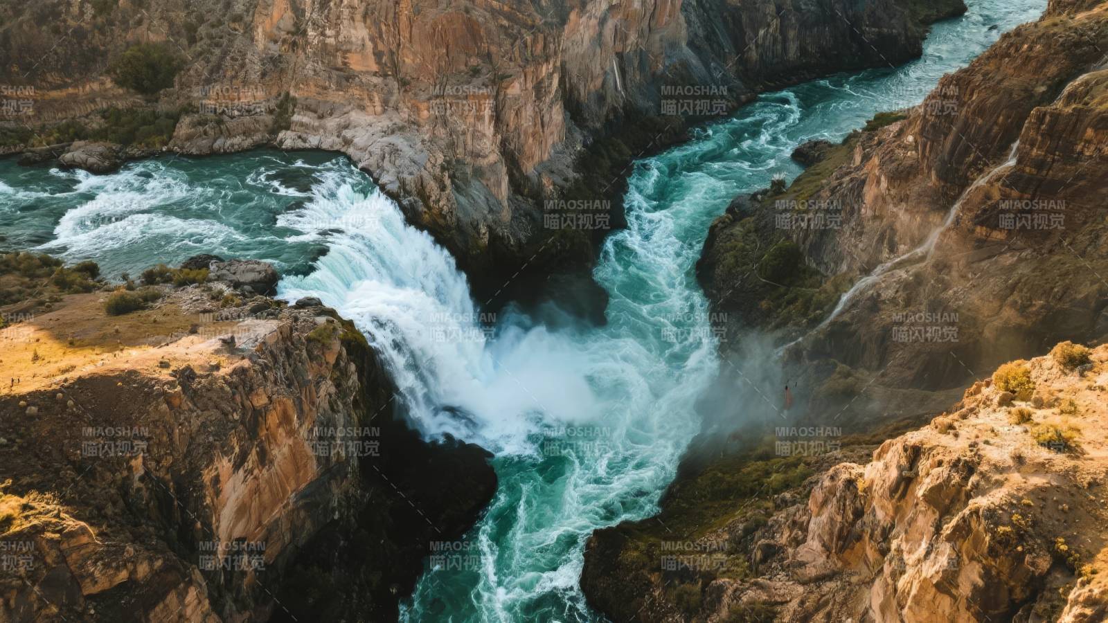 峡谷激流奔腾图片