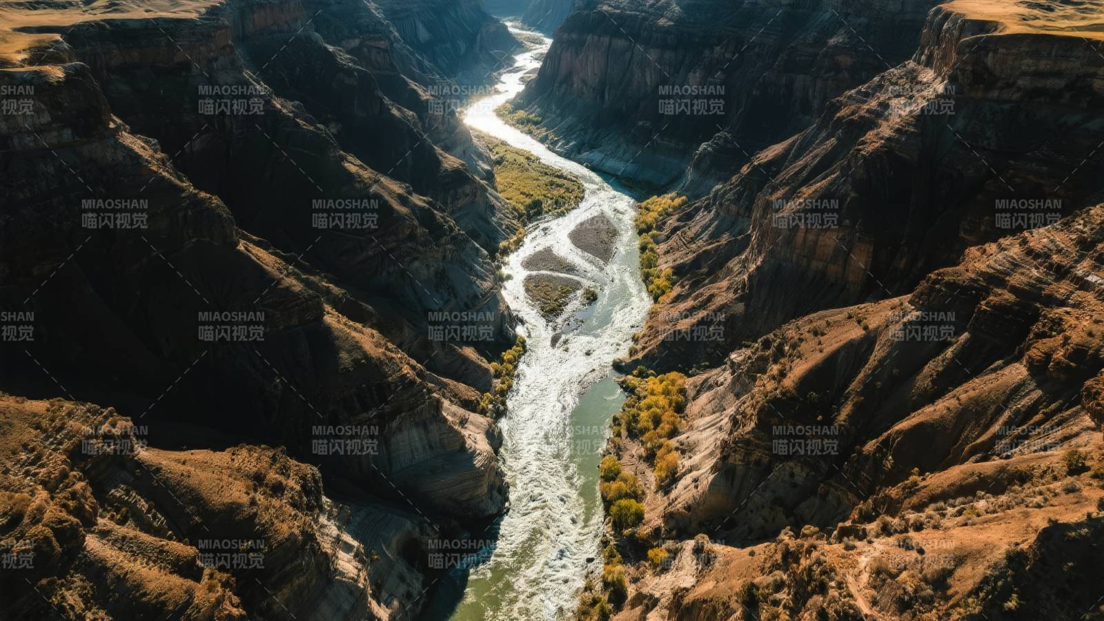 峡谷河流蜿蜒前行图片